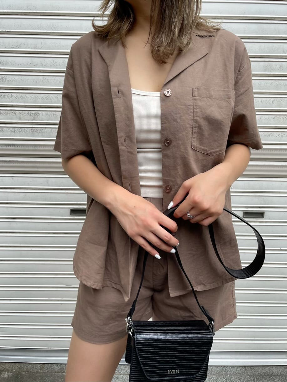 ブラウン系のその他パンツ、ブラック系のサンダル、ホワイト系のキャミソールを着用したレディースの夏コーディネートの2枚目の写真