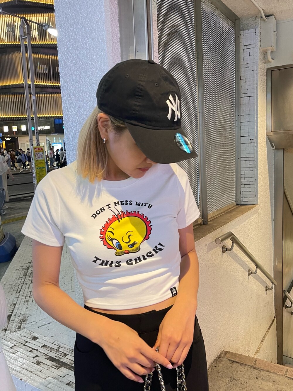 ホワイト系のTシャツ/カットソー、ブラック系のスカート、ブラック系のショルダーバッグを着用したレディースの夏コーディネートの5枚目の写真