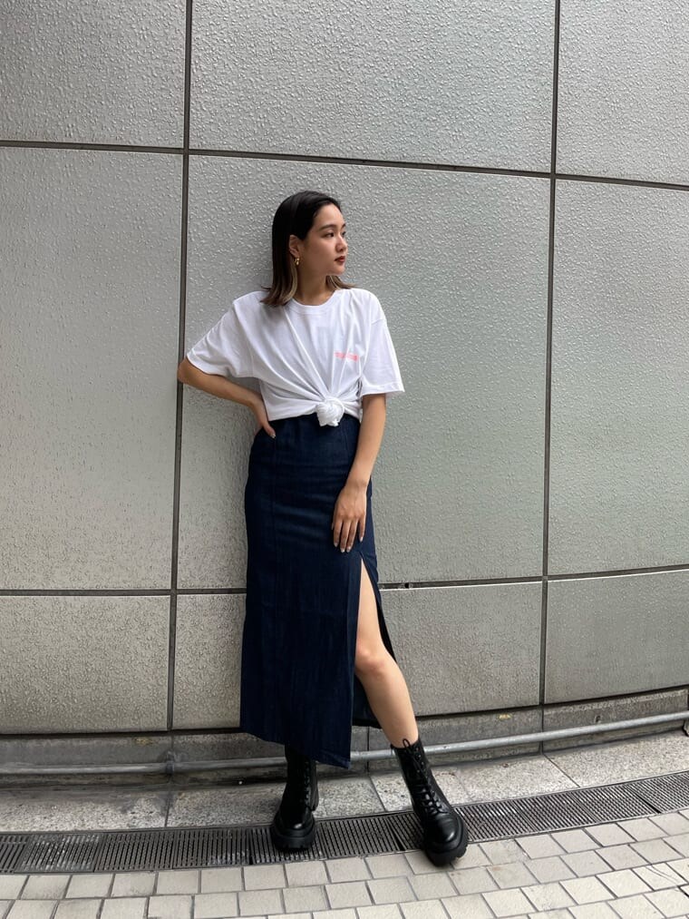 ブルー系のワンピース、ホワイト系のTシャツ/カットソー、ブラック系のブーツを着用したレディースの夏コーディネートの2枚目の写真