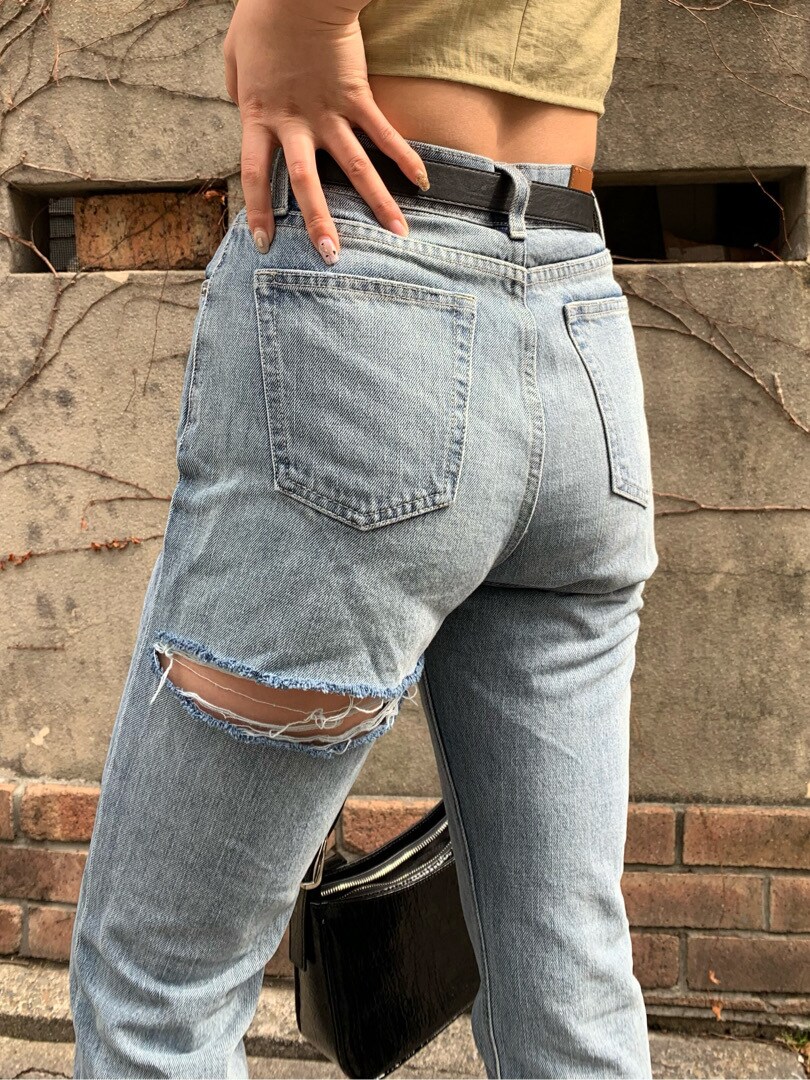 ブルー系のデニムパンツ、グリーン系のシャツ/ブラウス、ブラック系のショルダーバッグを着用したレディースの春コーディネートの4枚目の写真