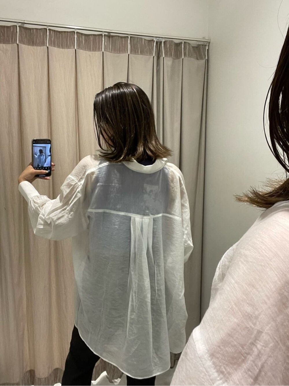 ブラック系のその他パンツ、パープル系のタンクトップ、ホワイト系のサンダルを着用したレディースの夏コーディネートの7枚目の写真