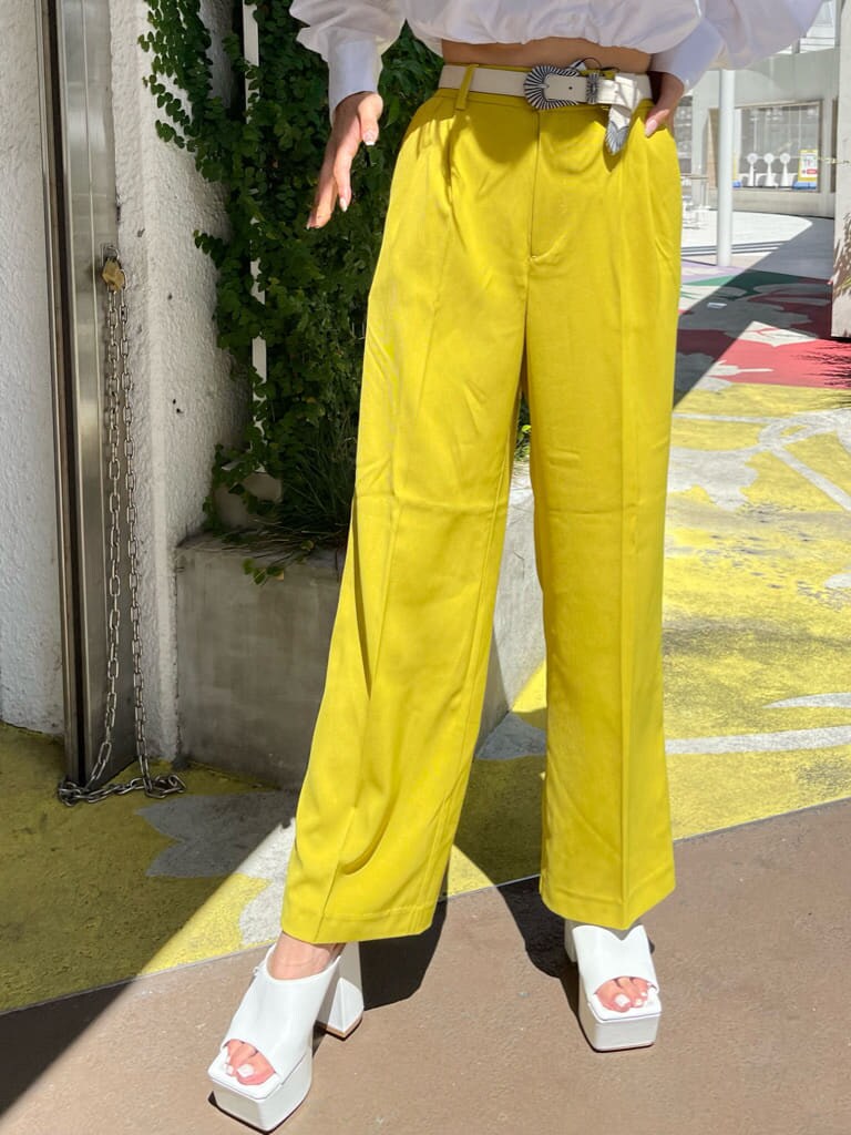 ホワイト系のサンダル、ホワイト系のシャツ/ブラウス、イエロー系のスラックスを着用したレディースの夏コーディネートの5枚目の写真