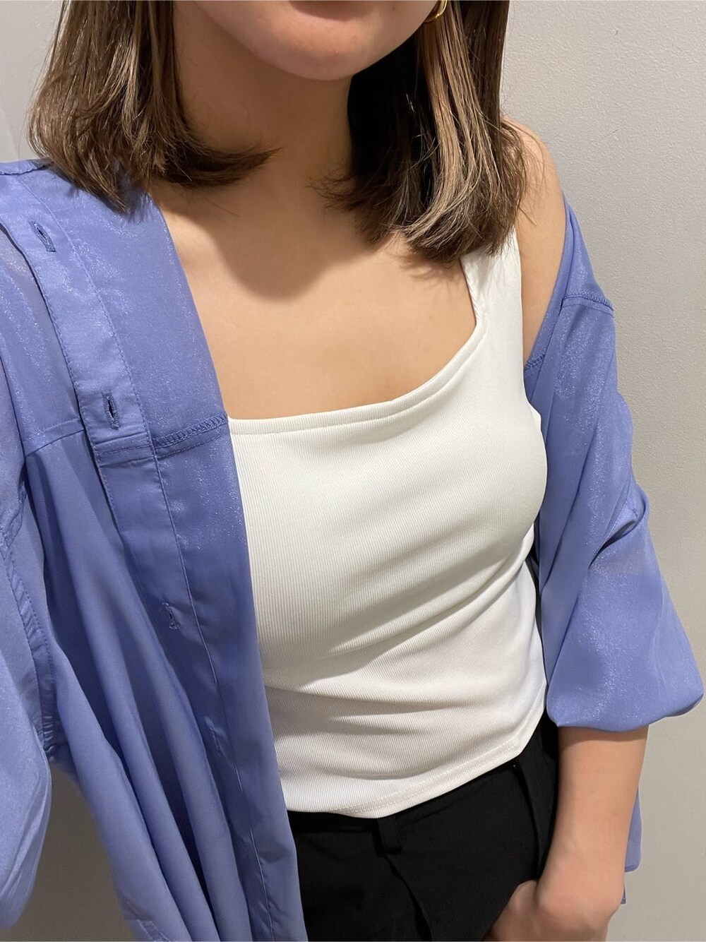 ホワイト系のタンクトップ、ブルー系のシャツ/ブラウス、ホワイト系のショルダーバッグを着用したレディースの春コーディネートの4枚目の写真