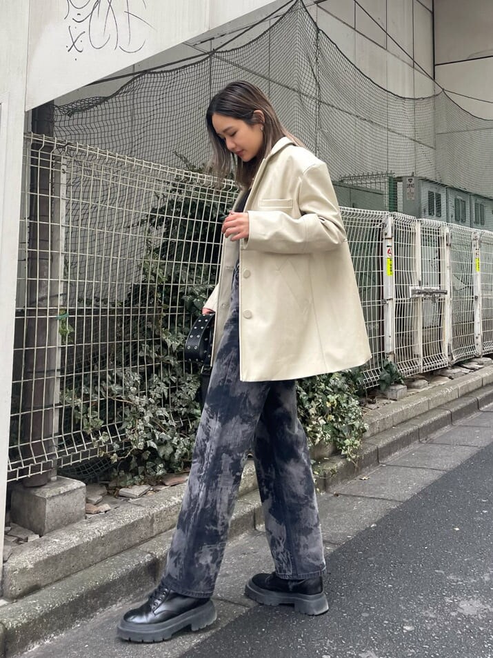 ブラック系のテーラードジャケット、ブラック系のショルダーバッグ、ブラック系のブーツを着用したレディースの冬コーディネートの3枚目の写真