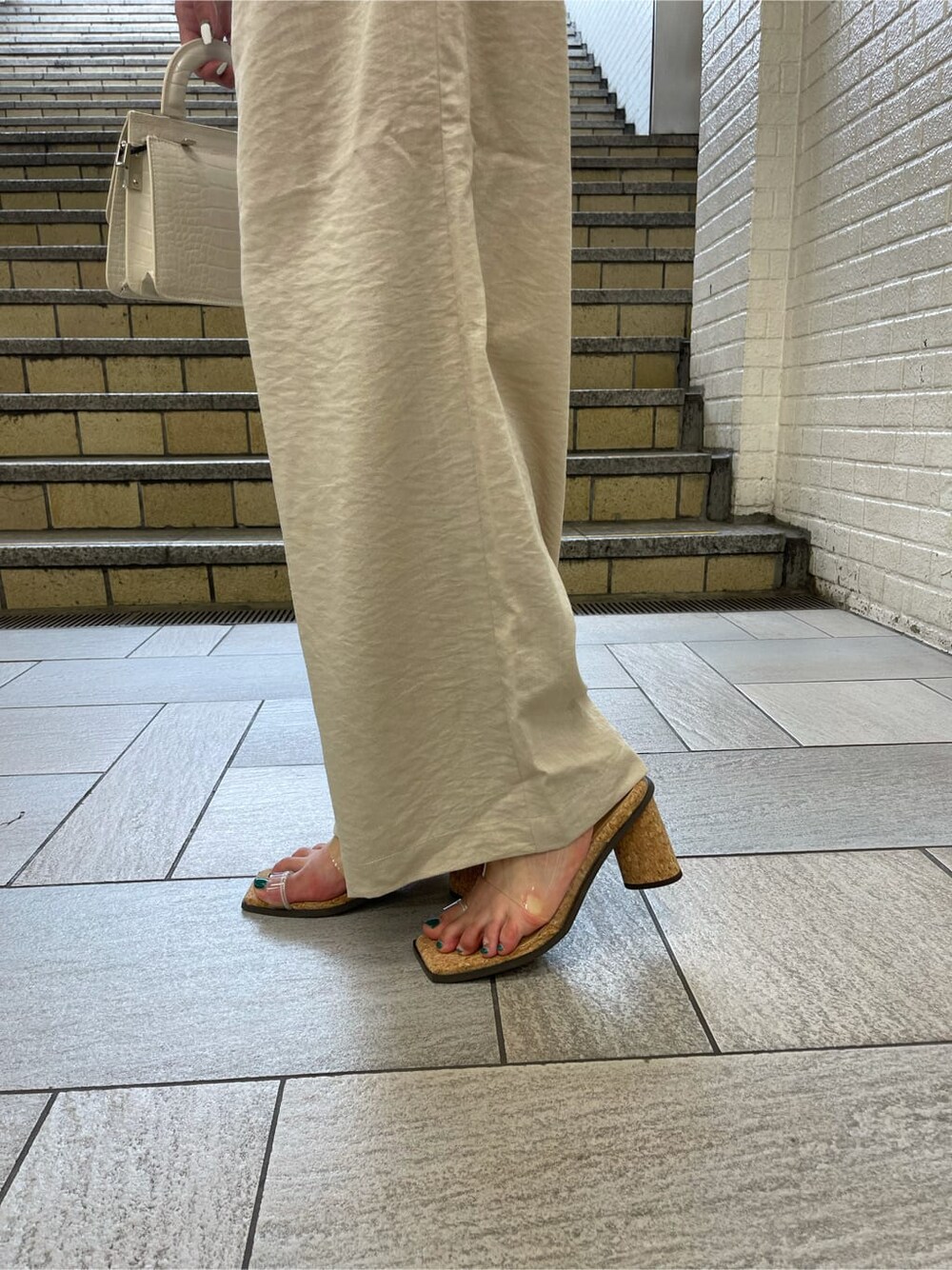 その他のサンダル、ホワイト系のつなぎ/オールインワン、ブラウン系のベルトを着用したレディースの夏コーディネートの5枚目の写真