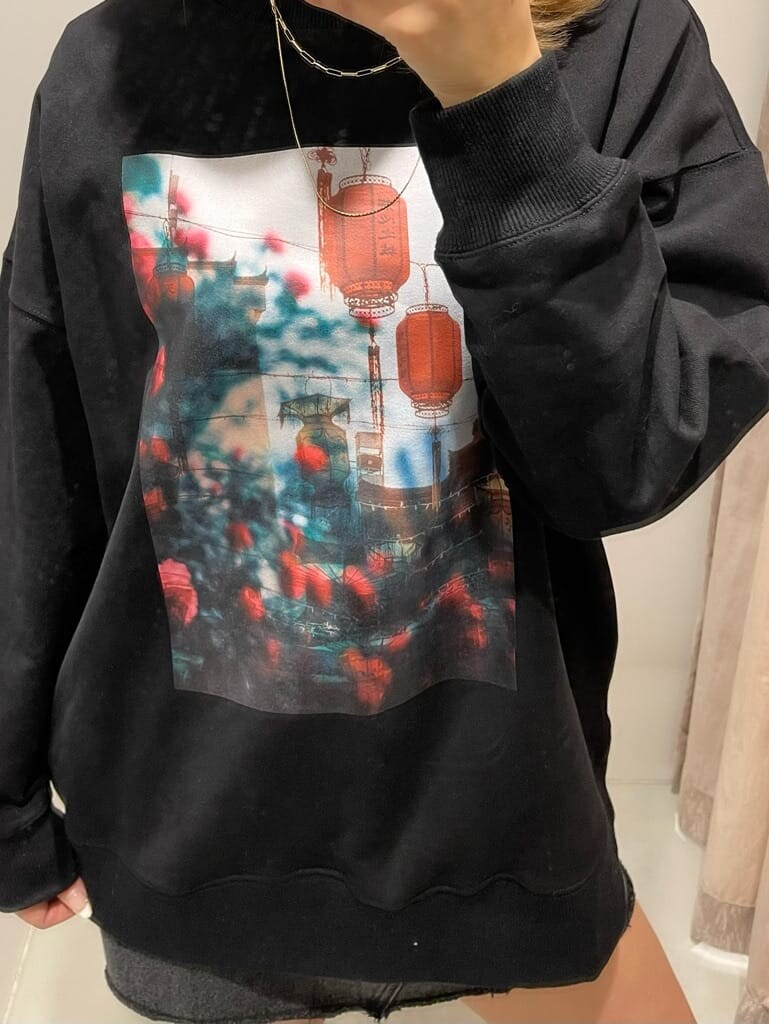 ブラック系のブーツ、ブラック系のデニムスカート、ブラック系のスウェットを着用したレディースの冬コーディネートの3枚目の写真