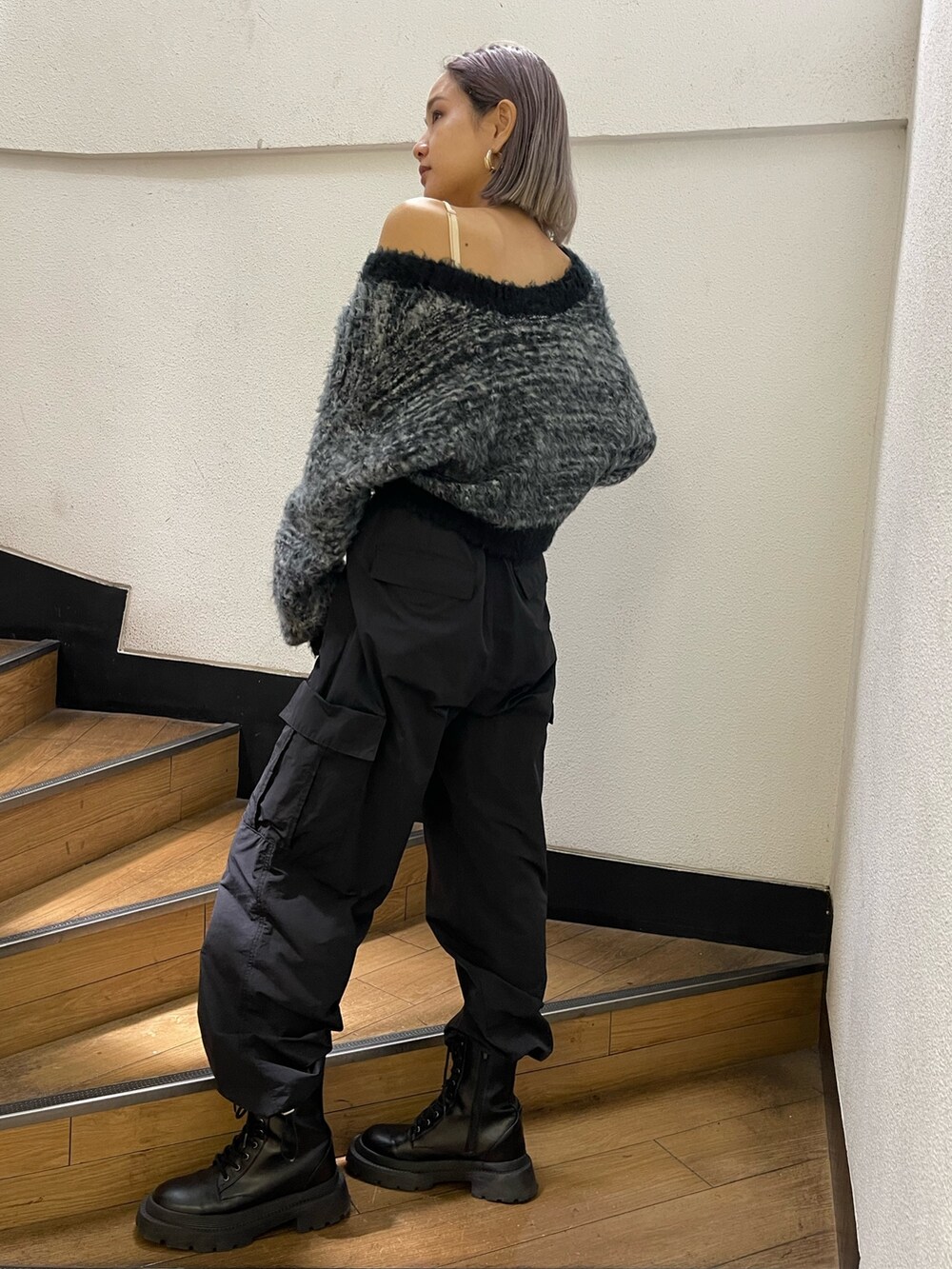ブラック系のカーゴパンツ、ブラック系のブーツ、ブラック系のカーディガン/ボレロを着用したレディースの秋コーディネートの3枚目の写真