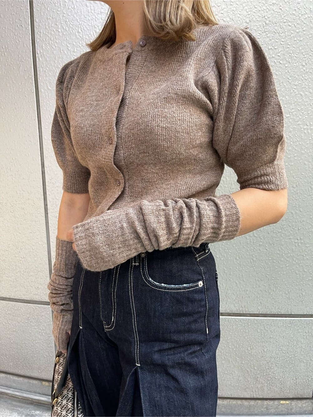 ブラック系のスリッポン、ブラック系のボストンバッグ、ブルー系のデニムパンツを着用したレディースの夏コーディネートの9枚目の写真