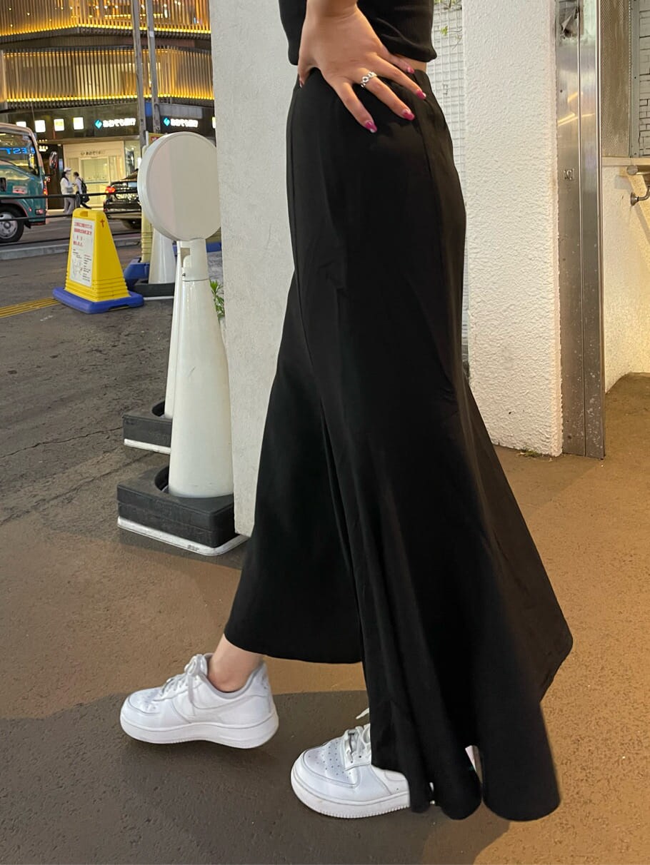 ブラック系のTシャツ/カットソー、ブラック系のスカートを着用したレディースの春コーディネートの5枚目の写真