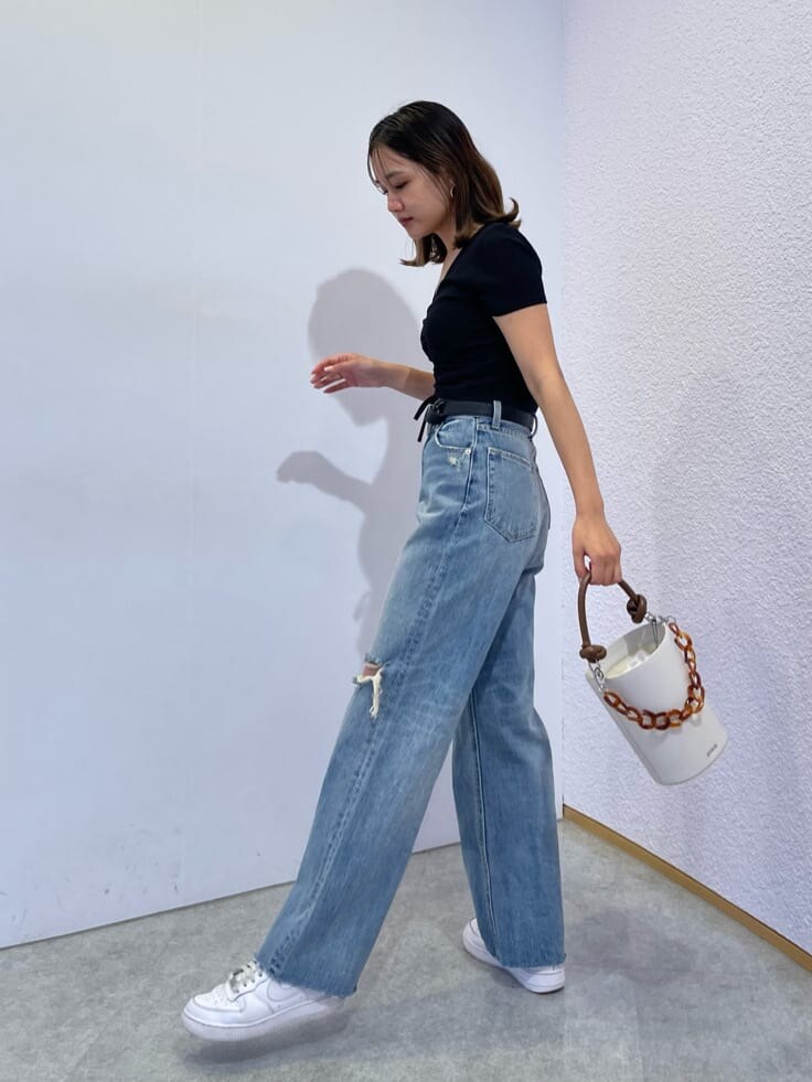 ホワイト系のショルダーバッグ、ブルー系のデニムパンツ、ブラック系のTシャツ/カットソーを着用したレディースの夏コーディネートの5枚目の写真