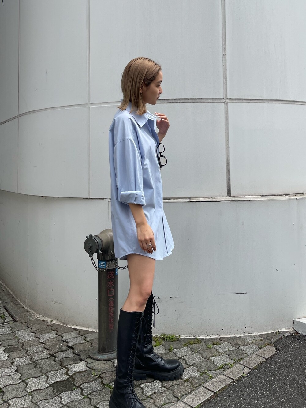 ブラック系のブーツ、ブラック系のショルダーバッグ、ブルー系のシャツ/ブラウスを着用したレディースの春コーディネートの5枚目の写真