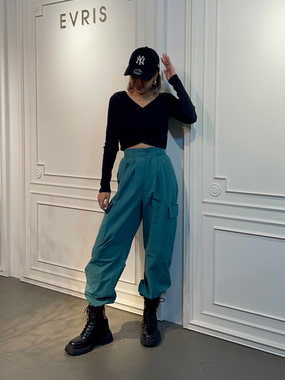 ブルー系のカーゴパンツ、ブラック系のブーツ、ブラック系のTシャツ/カットソーを着用したレディースの秋コーディネートの3枚目の写真