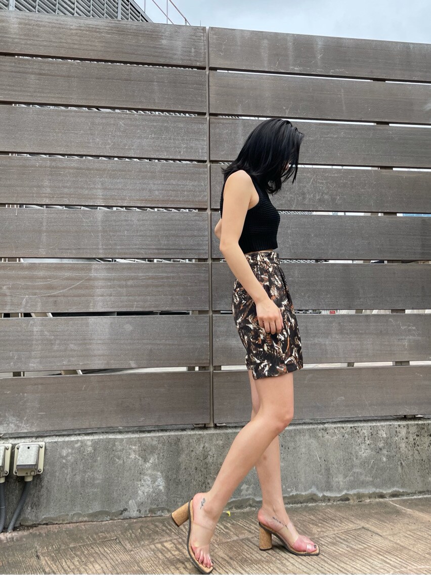 その他のサンダル、ブラック系のタンクトップ、その他のその他パンツを着用したレディースの夏コーディネートの2枚目の写真