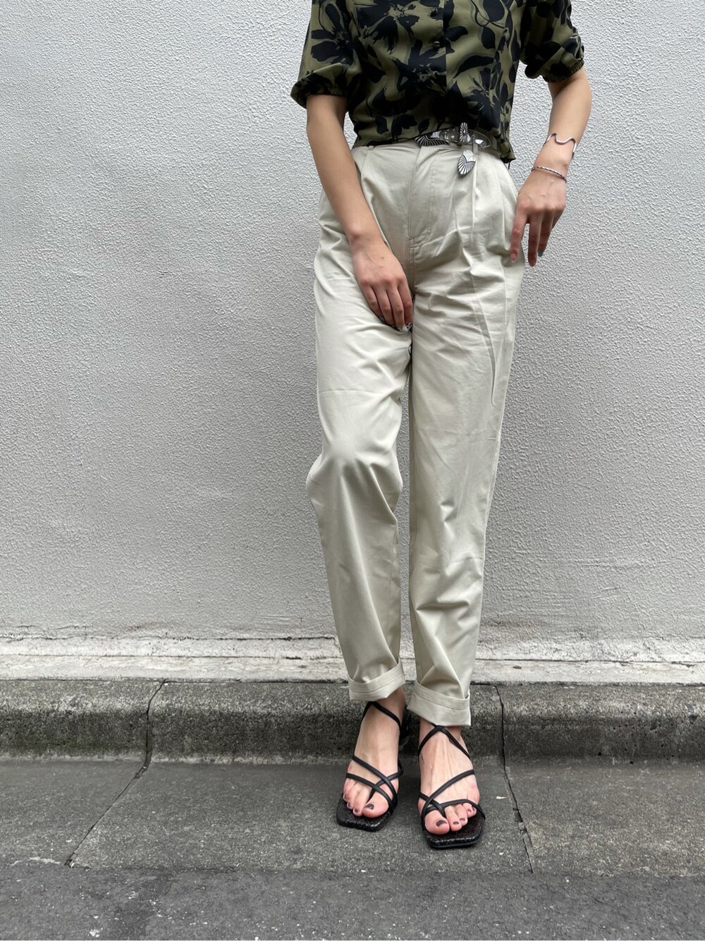 ブラック系のサンダル、ホワイト系のその他パンツ、ベージュ系のシャツ/ブラウスを着用したレディースの春コーディネートの4枚目の写真