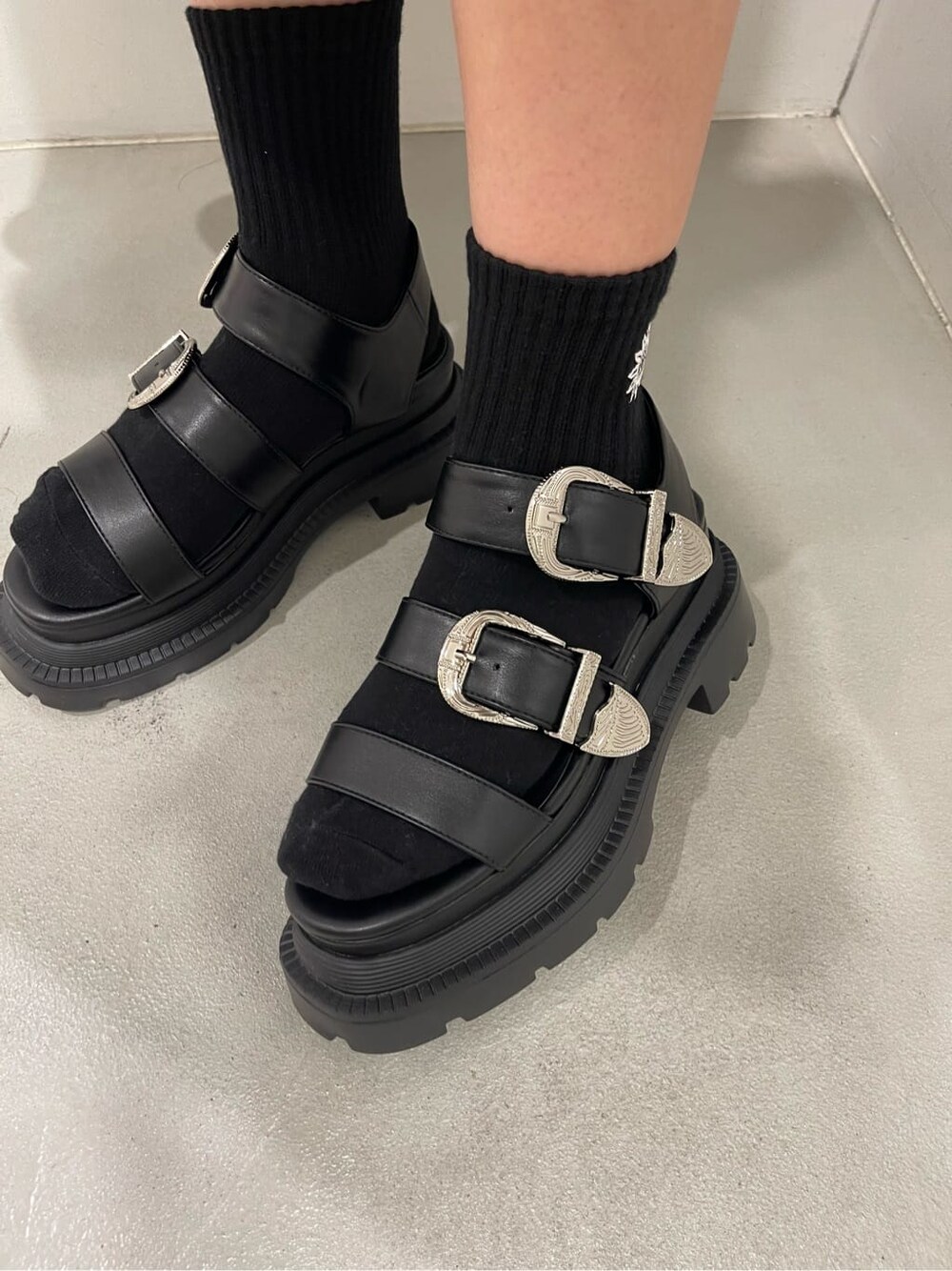 ホワイト系のタンクトップ、ブルー系のシャツ/ブラウス、ホワイト系のショルダーバッグを着用したレディースの春コーディネートの7枚目の写真