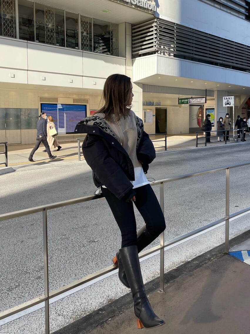 ブラック系のデニムパンツ、ブラック系のブーツ、ブラック系のダウンジャケット/コートを着用したレディースの冬コーディネートの2枚目の写真