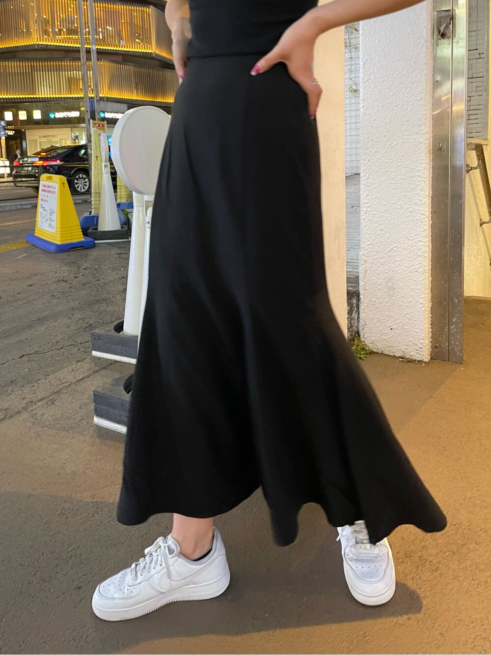 ブラック系のTシャツ/カットソー、ブラック系のスカートを着用したレディースの春コーディネートの4枚目の写真