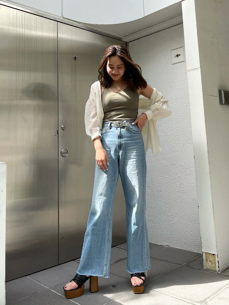 ホワイト系のシャツ/ブラウス、グリーン系のキャミソール、ブルー系のデニムパンツを着用したレディースの春コーディネートの2枚目の写真