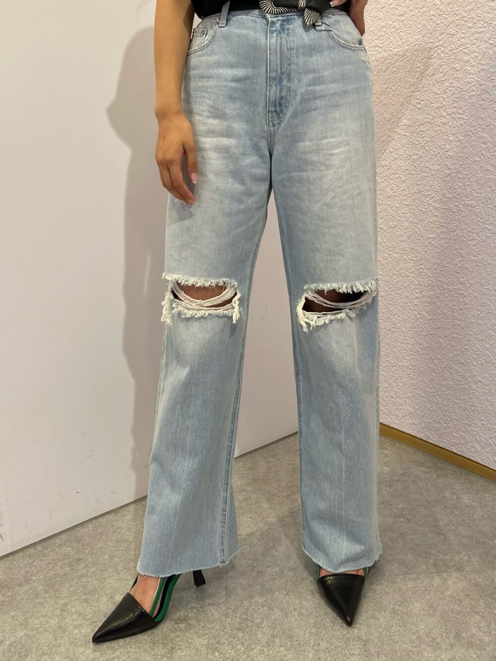 イエロー系のサンダル、ブルー系のデニムパンツ、ブラック系のTシャツ/カットソーを着用したレディースの夏コーディネートの6枚目の写真