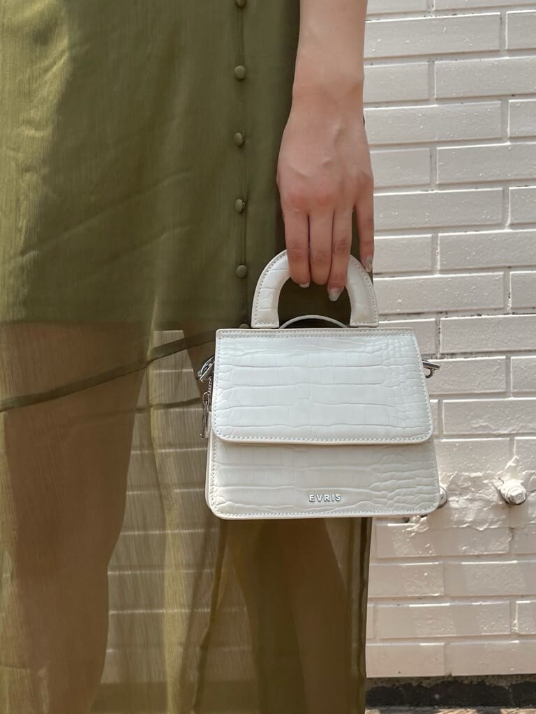 ベージュ系のスカート、ブラック系のサンダルを着用したレディースの夏コーディネートの7枚目の写真