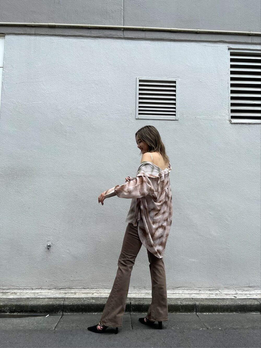 ブラウン系のシャツ/ブラウス、ブラック系のサンダル、ブラウン系のデニムパンツを着用したレディースの夏コーディネートの3枚目の写真