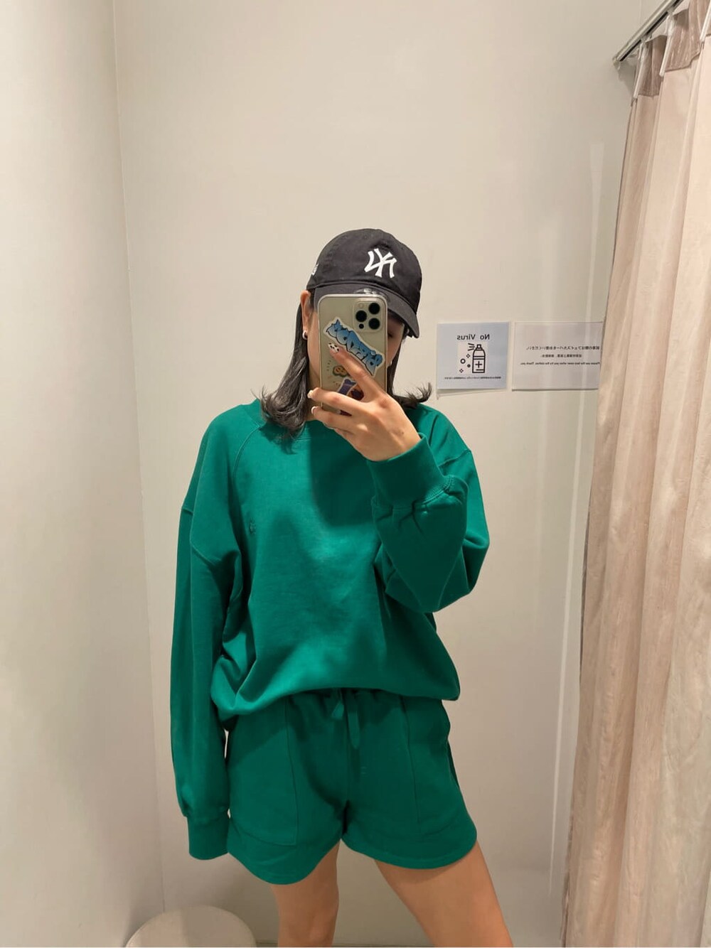 ブラック系のブーツ、グリーン系のスウェットパンツ、グリーン系のスウェットを着用したレディースの冬コーディネートの3枚目の写真