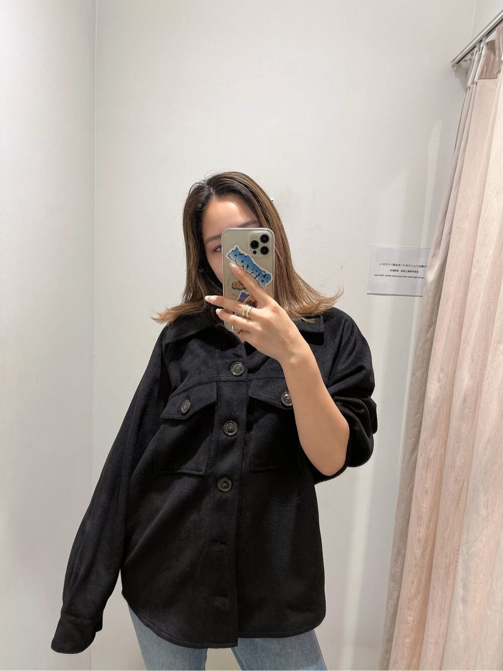 ブラック系のシャツ/ブラウス、ブラック系のブーツ、ゴールド系のリングを着用したレディースの冬コーディネートの4枚目の写真