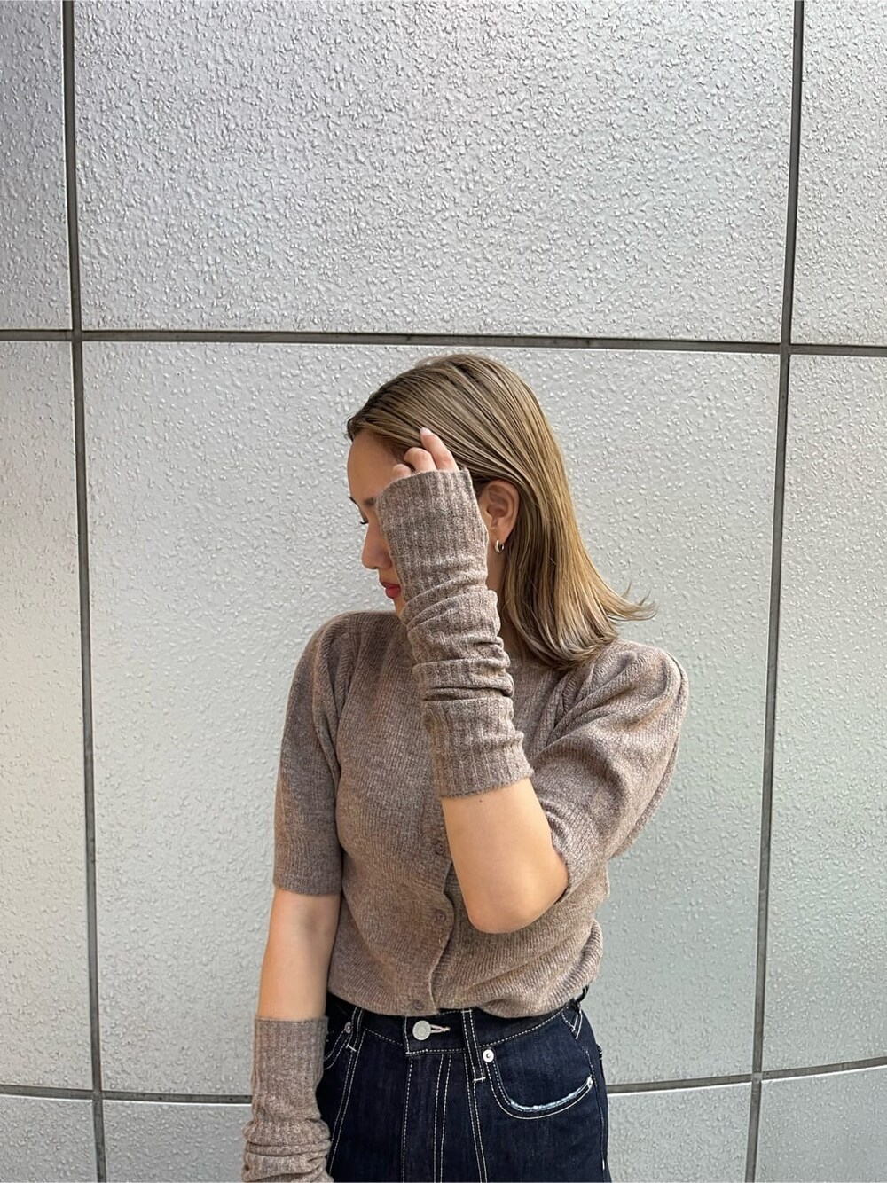 ブラック系のスリッポン、ブラック系のボストンバッグ、ブルー系のデニムパンツを着用したレディースの夏コーディネートの8枚目の写真