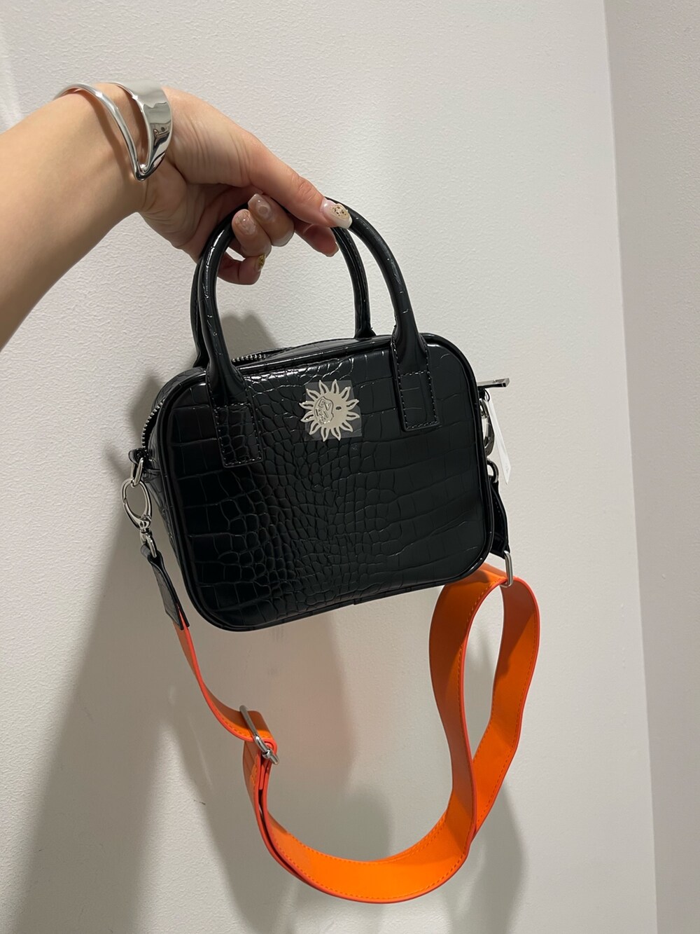 ブラック系のショルダーバッグ、ブラック系のブーツ、ブラック系のニット/セーターを着用したレディースの冬コーディネートの7枚目の写真