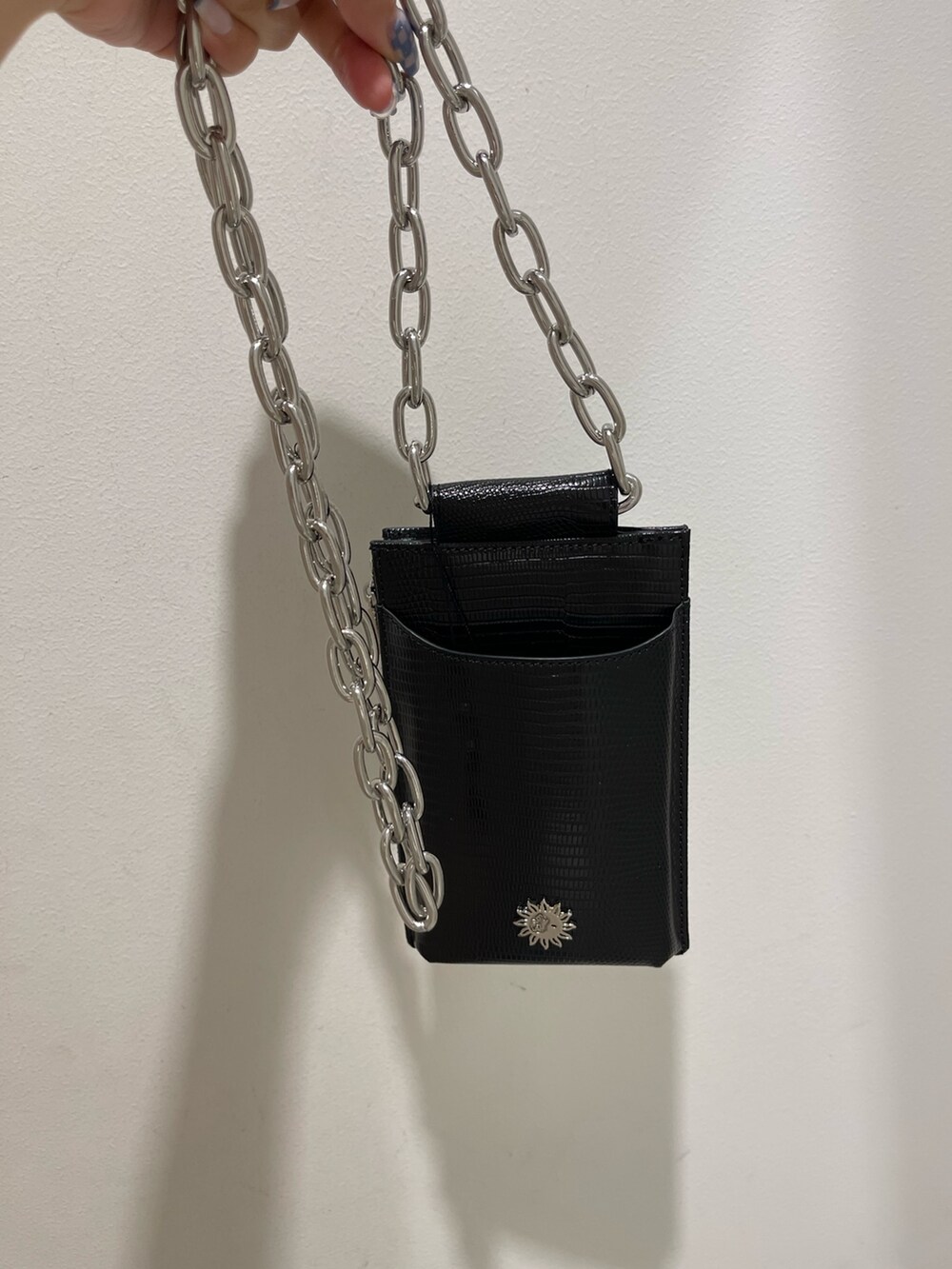 ホワイト系のカーゴパンツ、ブラック系のブーツ、ホワイト系のTシャツ/カットソーを着用したレディースの春コーディネートの6枚目の写真