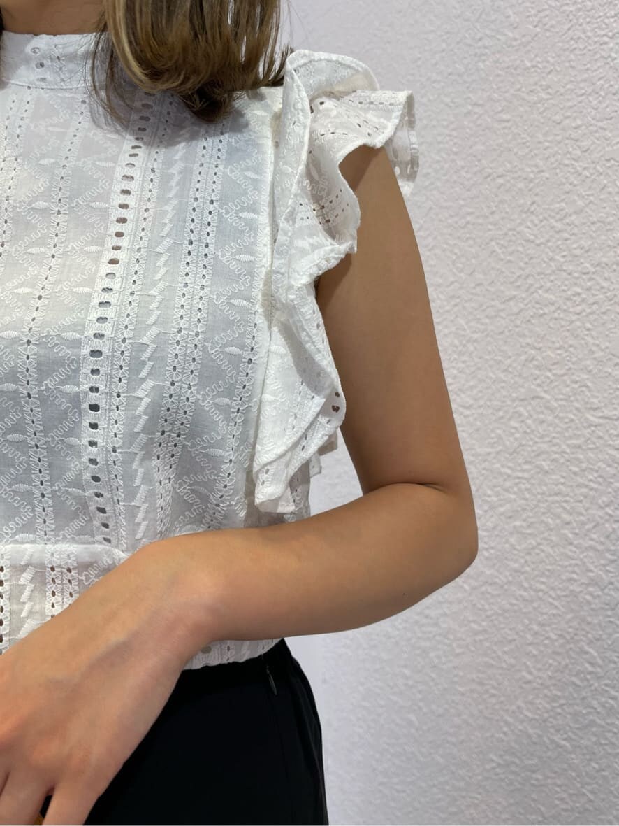 イエロー系のサンダル、ホワイト系のタンクトップ、ベージュ系のショルダーバッグを着用したレディースの夏コーディネートの6枚目の写真