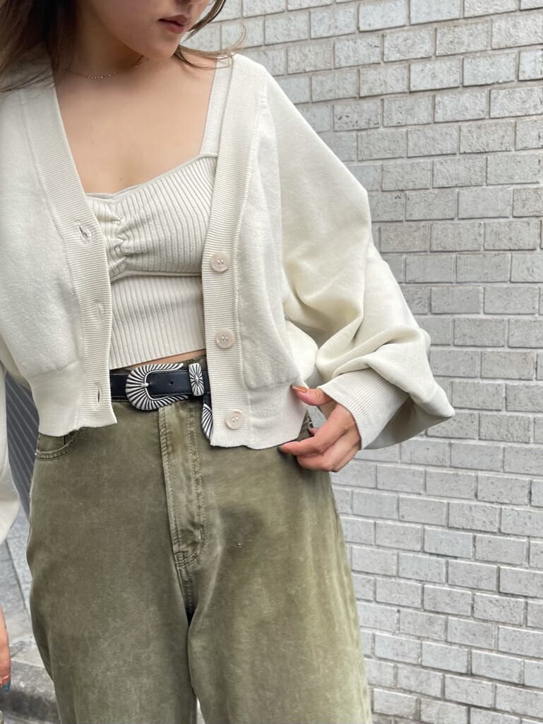 ブラック系のサンダル、ベージュ系のデニムパンツ、ブラック系のショルダーバッグを着用したレディースの秋コーディネートの5枚目の写真