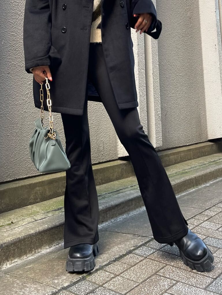 ブラック系のブーツ、ブラック系のその他アウター、グリーン系のショルダーバッグを着用したレディースの秋コーディネートの8枚目の写真