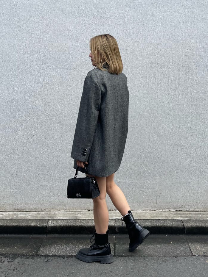 ブラック系のブーツ、ブラック系のテーラードジャケット、ブラック系のその他パンツを着用したレディースの秋コーディネートの4枚目の写真