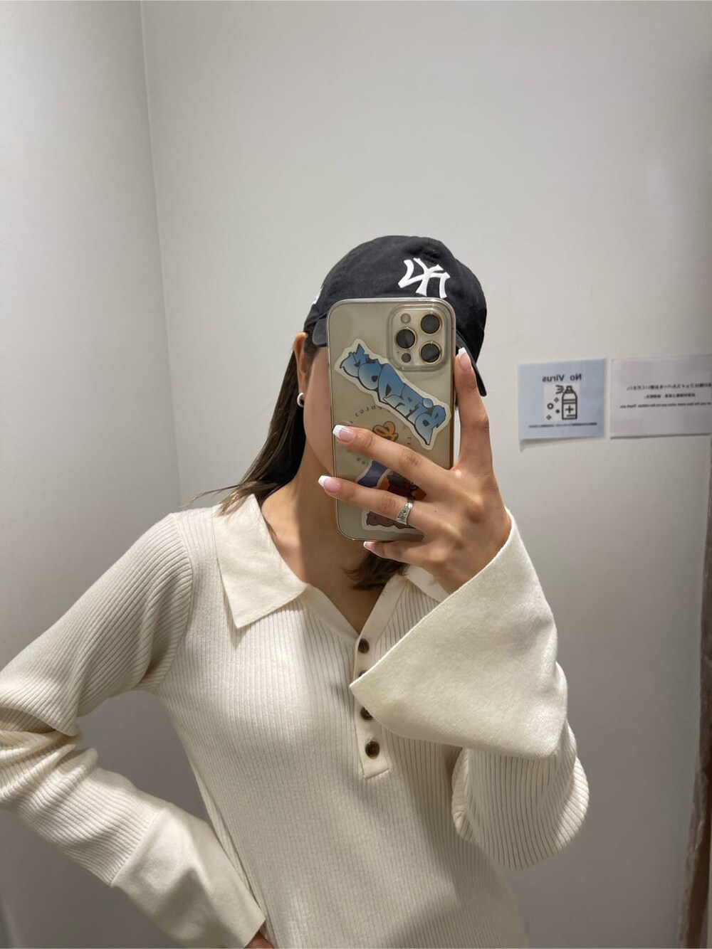 ブラック系のブーツ、ブラック系のボディバッグ/ウエストポーチ、ホワイト系のワンピースを着用したレディースの冬コーディネートの4枚目の写真