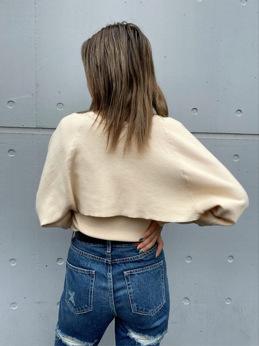 ブラック系のサンダル、ブルー系のデニムパンツ、ホワイト系のベルトを着用したレディースの秋コーディネートの5枚目の写真