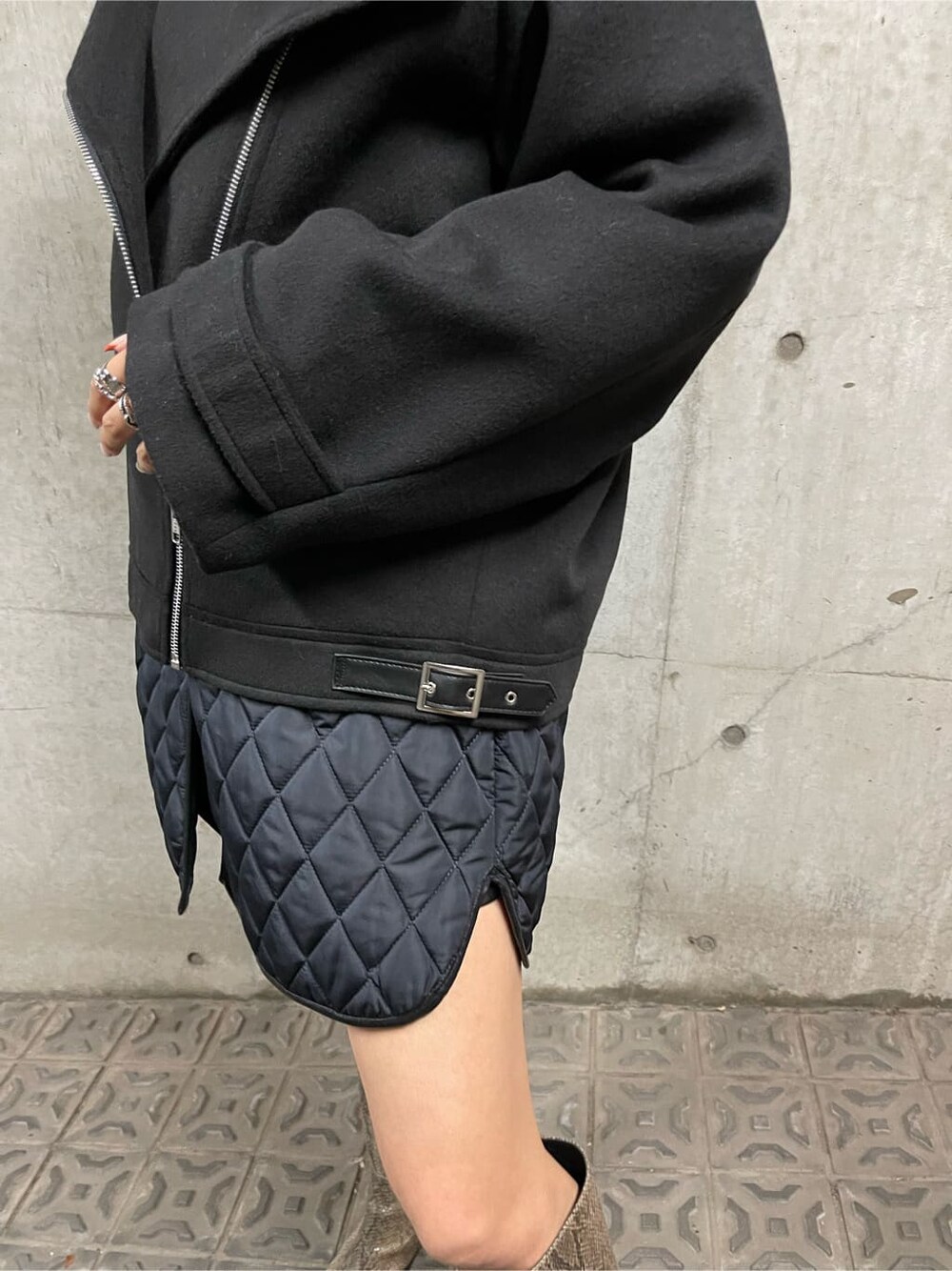 ブラック系のブルゾン、ホワイト系のニット/セーター、ブラック系のスカートを着用したレディースの秋コーディネートの5枚目の写真