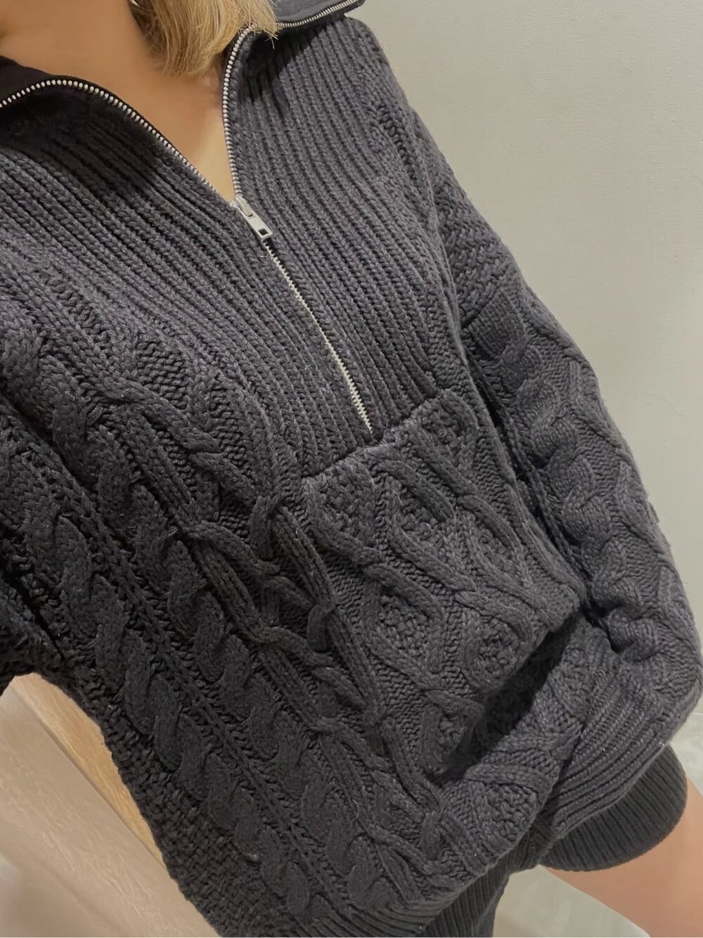 ブラック系のその他パンツ、ホワイト系のブーツ、ブラック系のニット/セーターを着用したレディースの秋コーディネートの5枚目の写真