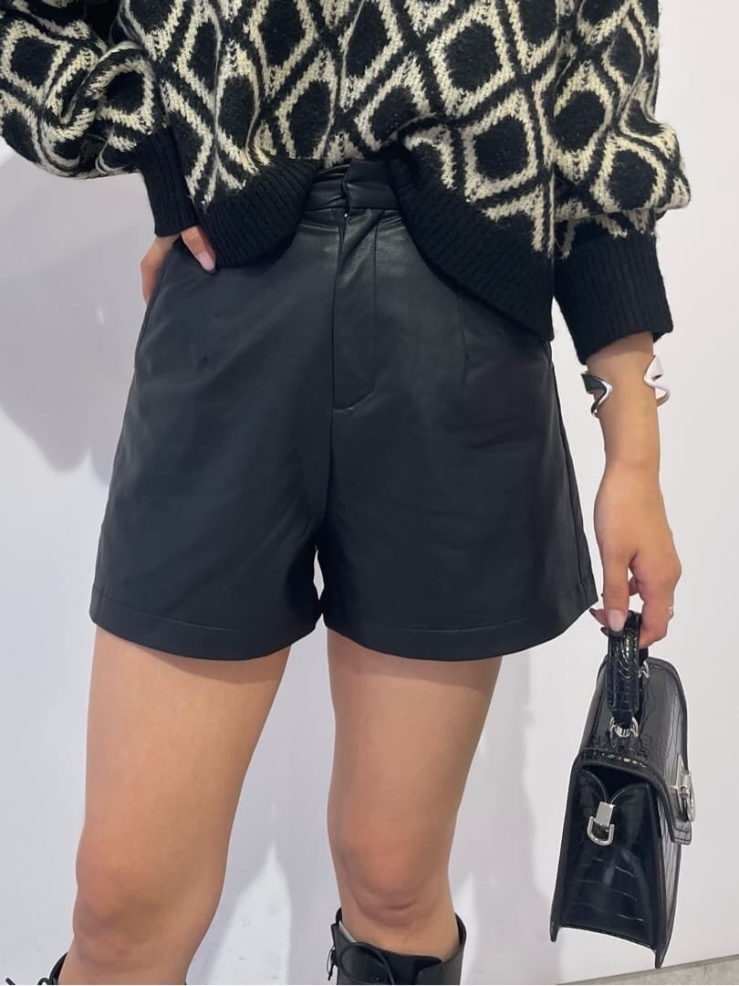 ブラック系のその他パンツ、ブラック系のブーツ、ブラック系のハンドバッグを着用したレディースの秋コーディネートの5枚目の写真