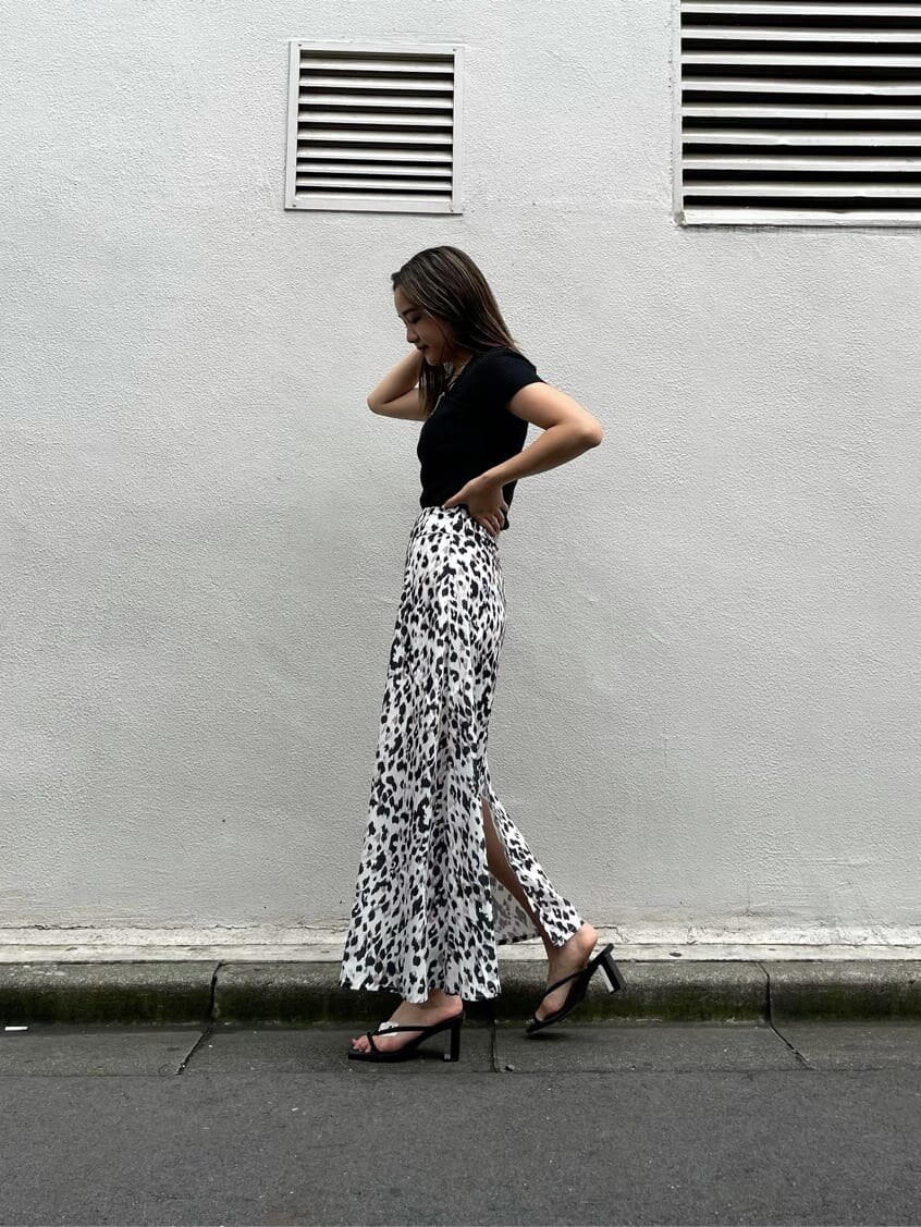 その他のスカート、ブラック系のサンダル、ブラック系のニット/セーターを着用したレディースの夏コーディネートの3枚目の写真