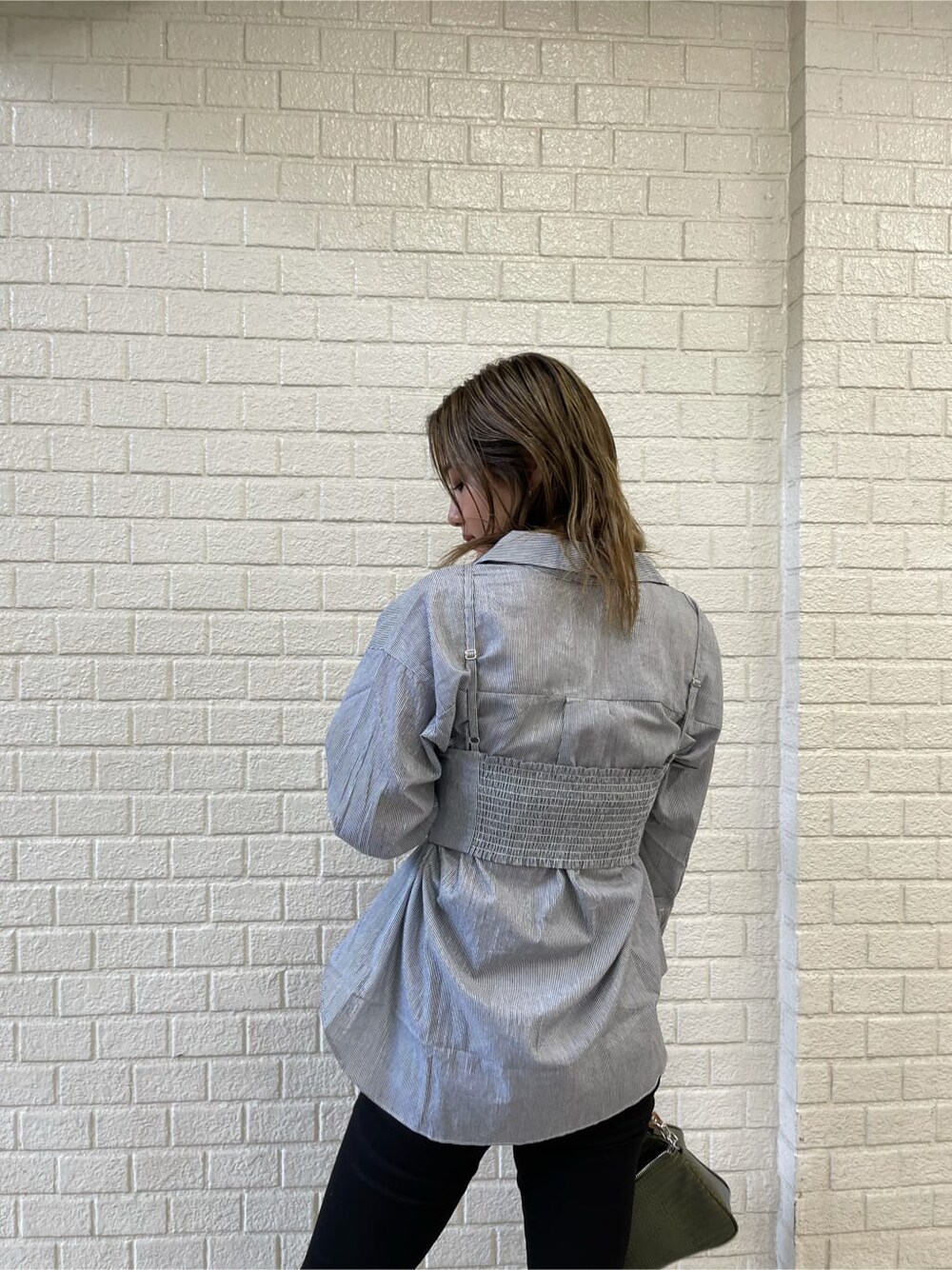 ブラック系のデニムパンツ、ブラック系のシャツ/ブラウス、ブラック系のサンダルを着用したレディースの夏コーディネートの6枚目の写真