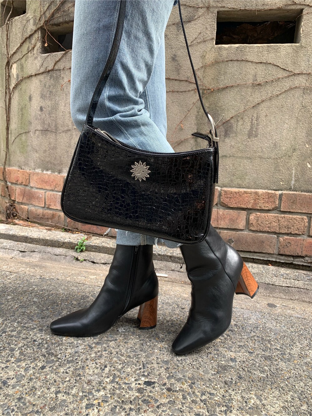 ブルー系のデニムパンツ、グリーン系のシャツ/ブラウス、ブラック系のショルダーバッグを着用したレディースの春コーディネートの5枚目の写真