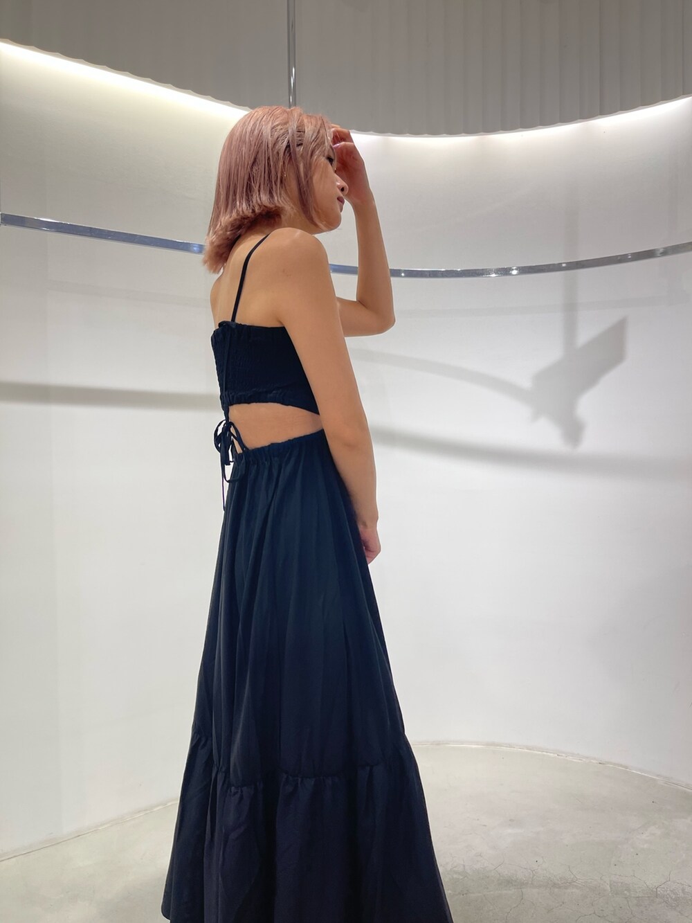 ブラック系のサンダル、ブラック系のショルダーバッグ、ブラック系のワンピースを着用したレディースの夏コーディネートの4枚目の写真