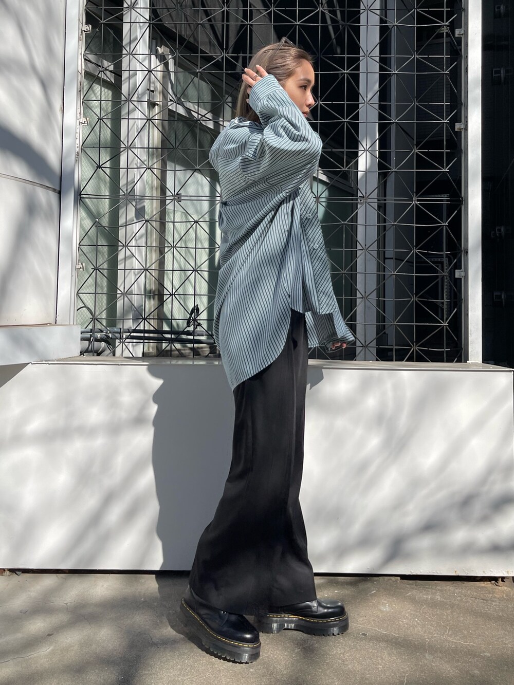 ブラック系のその他パンツ、ブラック系のブーツ、ブラック系のニット/セーターを着用したレディースの春コーディネートの5枚目の写真