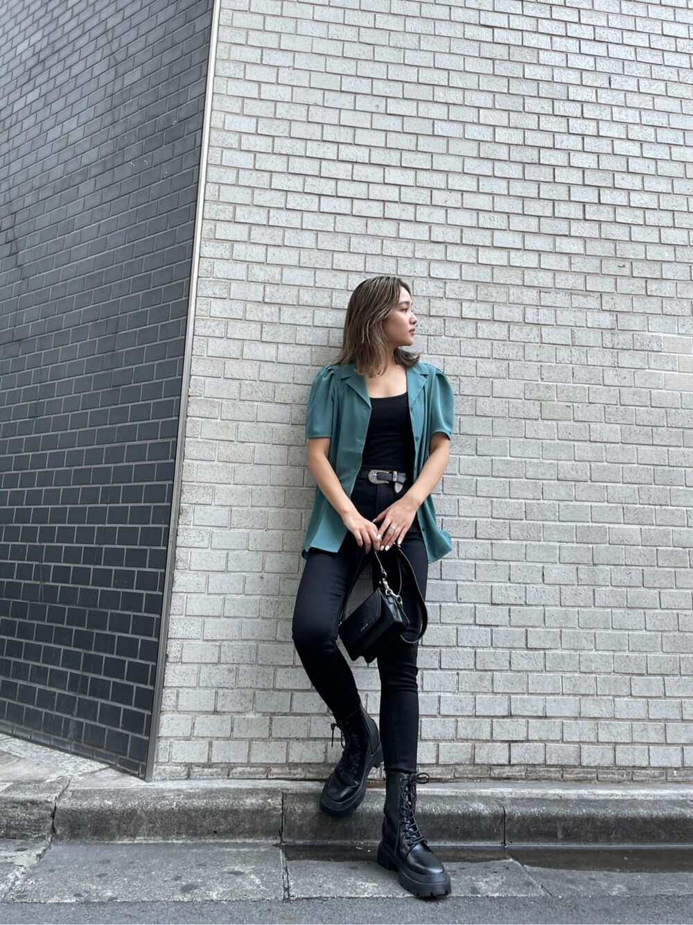 ブルー系のシャツ/ブラウス、ブラック系のキャミソール、ブラック系のブーツを着用したレディースの夏コーディネートの3枚目の写真