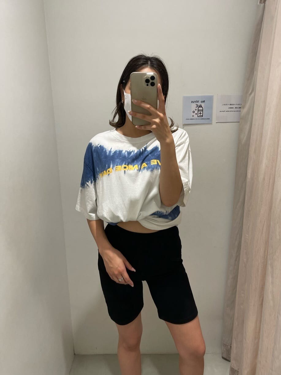 ブルー系のワンピース、ブラック系のその他パンツ、ブラック系のブーツを着用したレディースの夏コーディネートの3枚目の写真