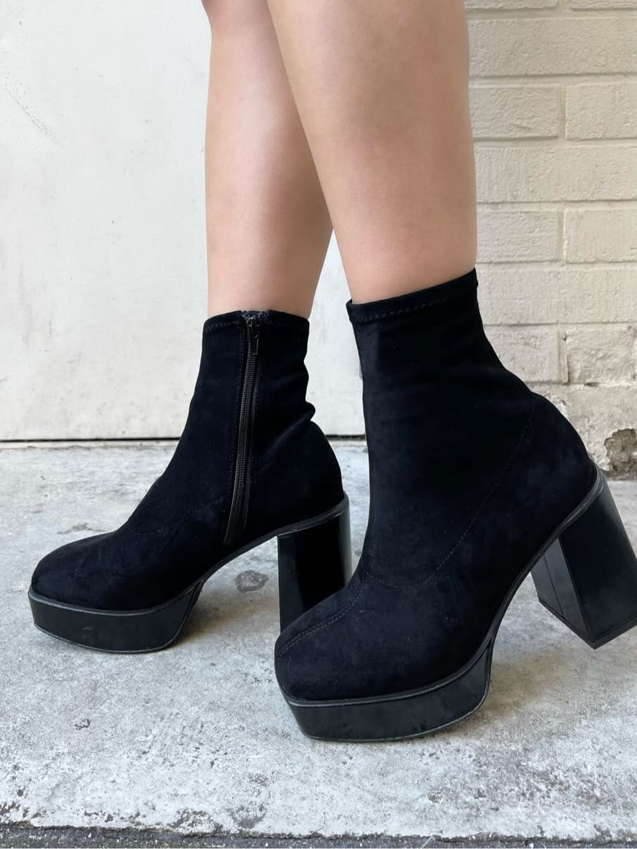 その他のブーツ、ブラック系のスカート、ブラック系のブルゾンを着用したレディースの冬コーディネートの6枚目の写真