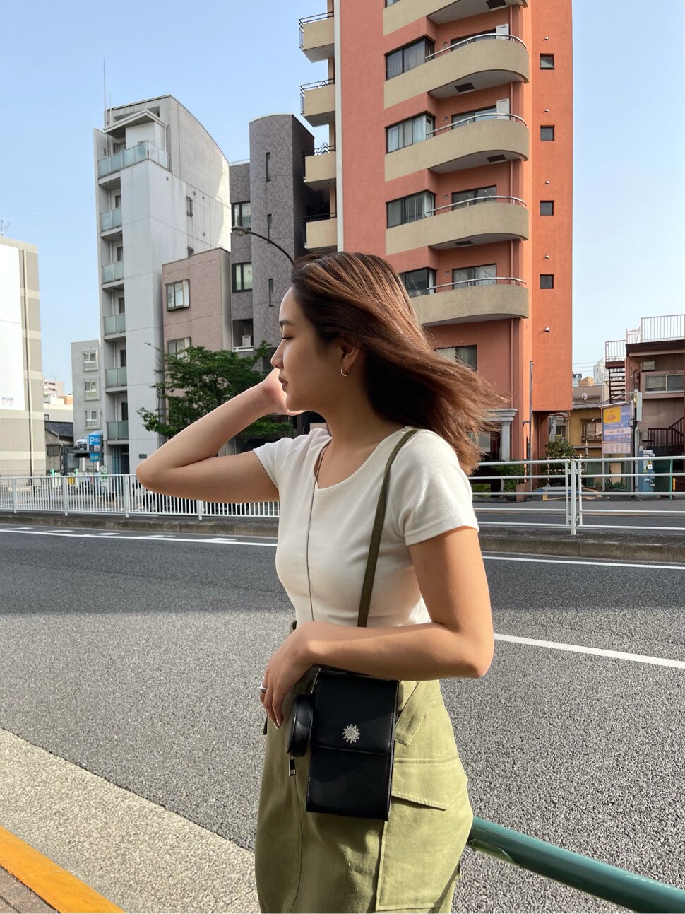 ホワイト系のTシャツ/カットソー、ベージュ系のスカートを着用したレディースの春コーディネートの5枚目の写真