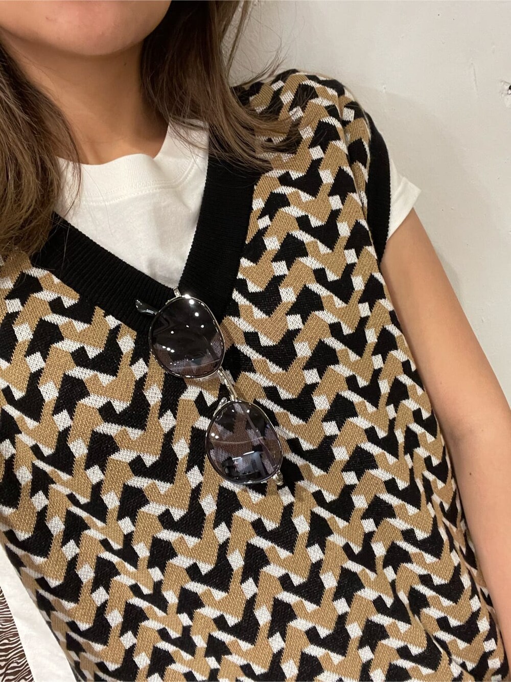 ブラック系のブーツ、ベージュ系のデニムパンツ、ブラック系のニット/セーターを着用したレディースの春コーディネートの5枚目の写真