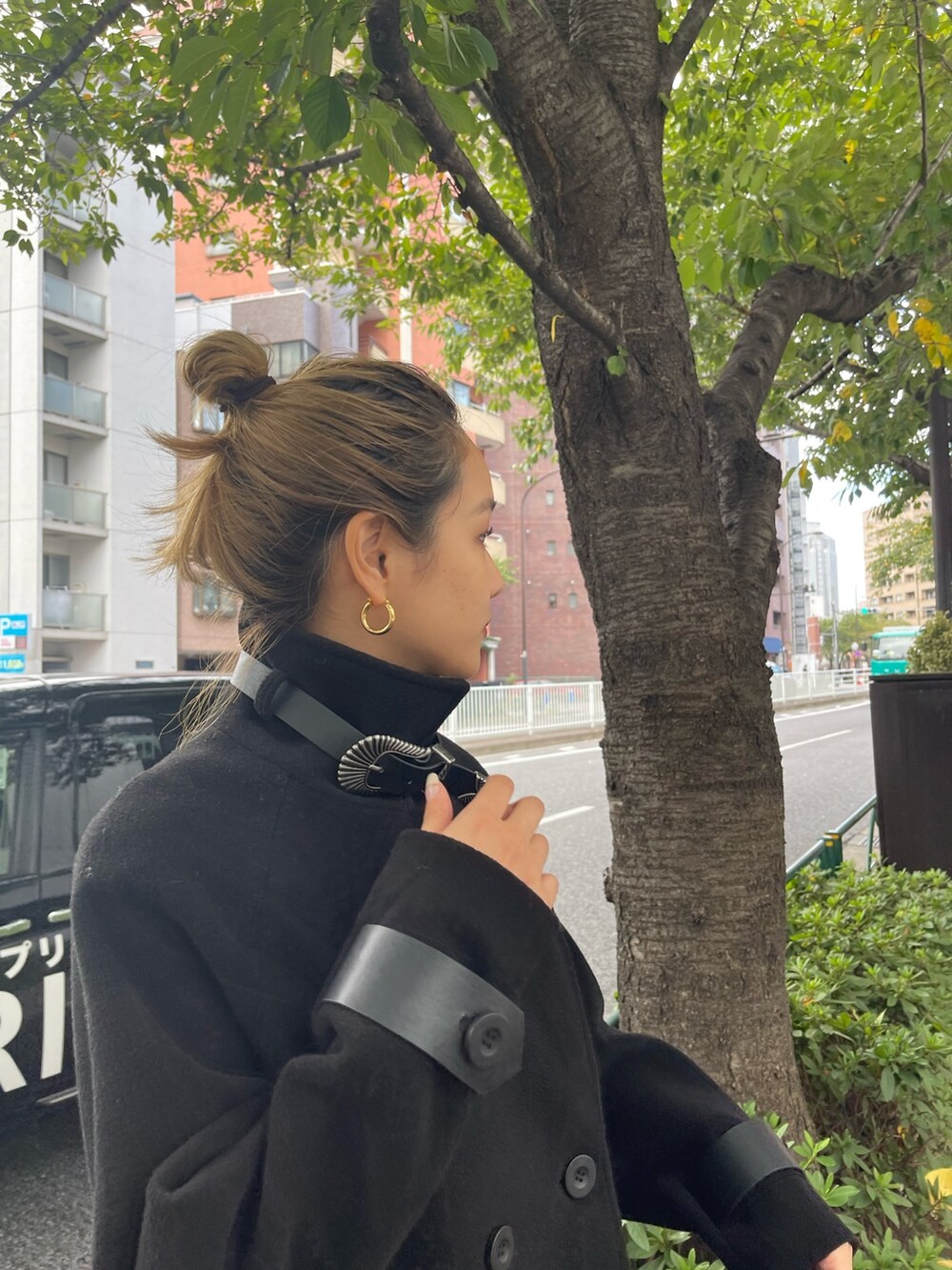 ブラック系のその他アウター、その他のショルダーバッグ、ブラック系のブーツを着用したレディースの秋コーディネートの7枚目の写真